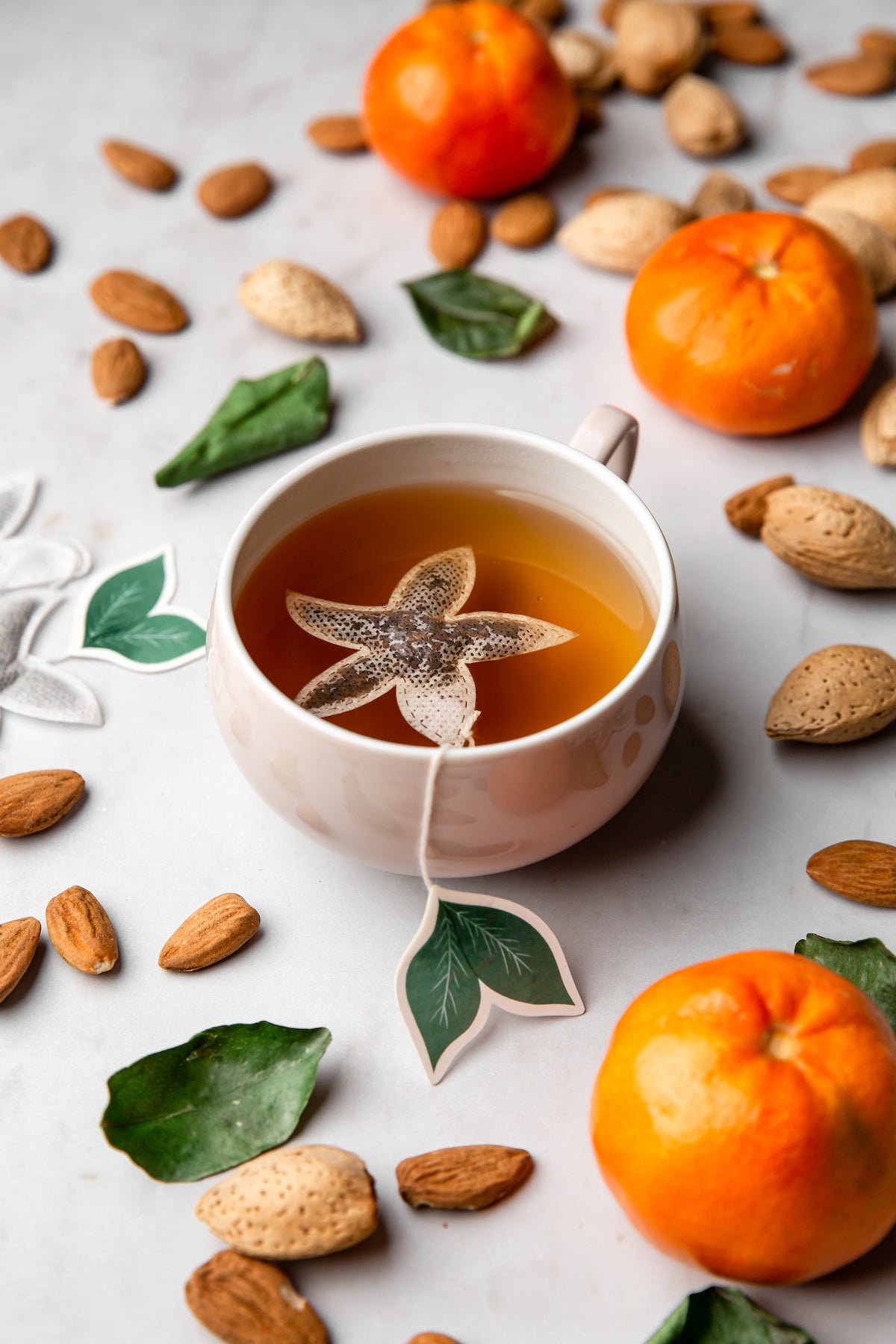 Sachet de thé en forme d'étoile et feuille d'oranger