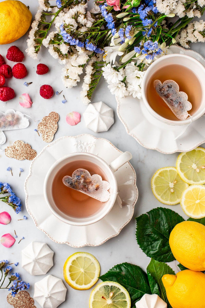 Sachets de thés personnalisés en forme de nuage dans des tasses de thé